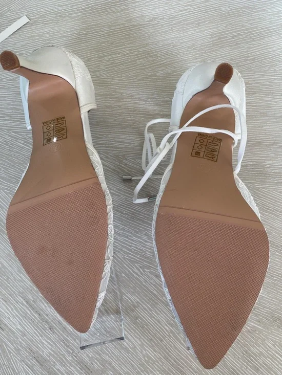 Erijunor Cream Lace Pointed-Toe Heels with Ankle Wrap - Bridal/Wedding Shoe - Picture 2 of 3